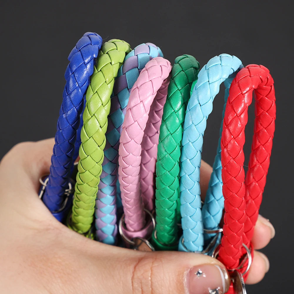 Mehrfarbiger Pu-Leder Schlüsselanhänger mit gewebtem Seil für Männer Frauen