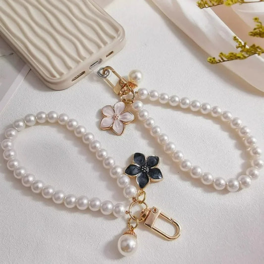 Eleganter weißer Perlen Schlüsselanhänger mit Blumen und Karabiner 13cm