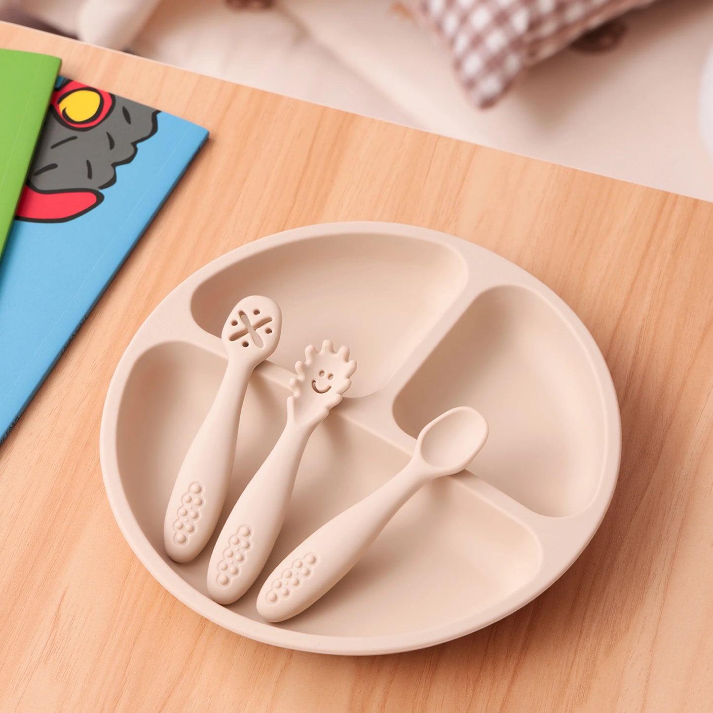 4-teiliges Silikon Baby Fütterungsset BPA-frei mit Saugplatte Löffel Gabel