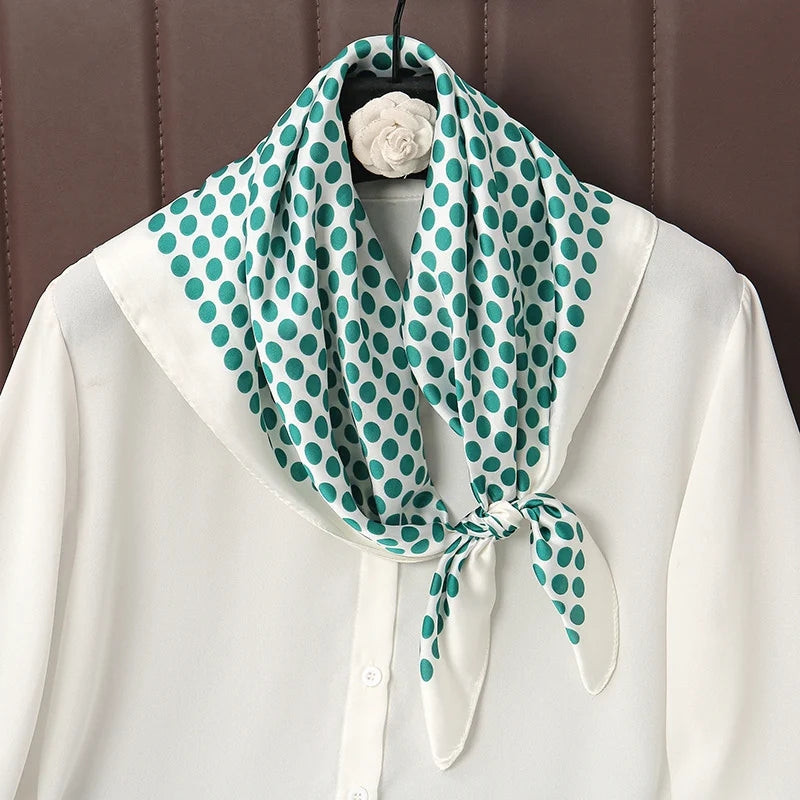 Eleganter Satin Schal mit Druckmuster für Damen als vielseitiges Accessoire