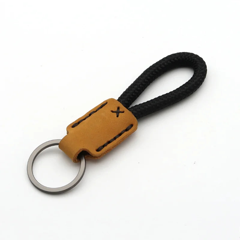Modischer Klassischer Schlüsselanhänger aus Leder und Metall