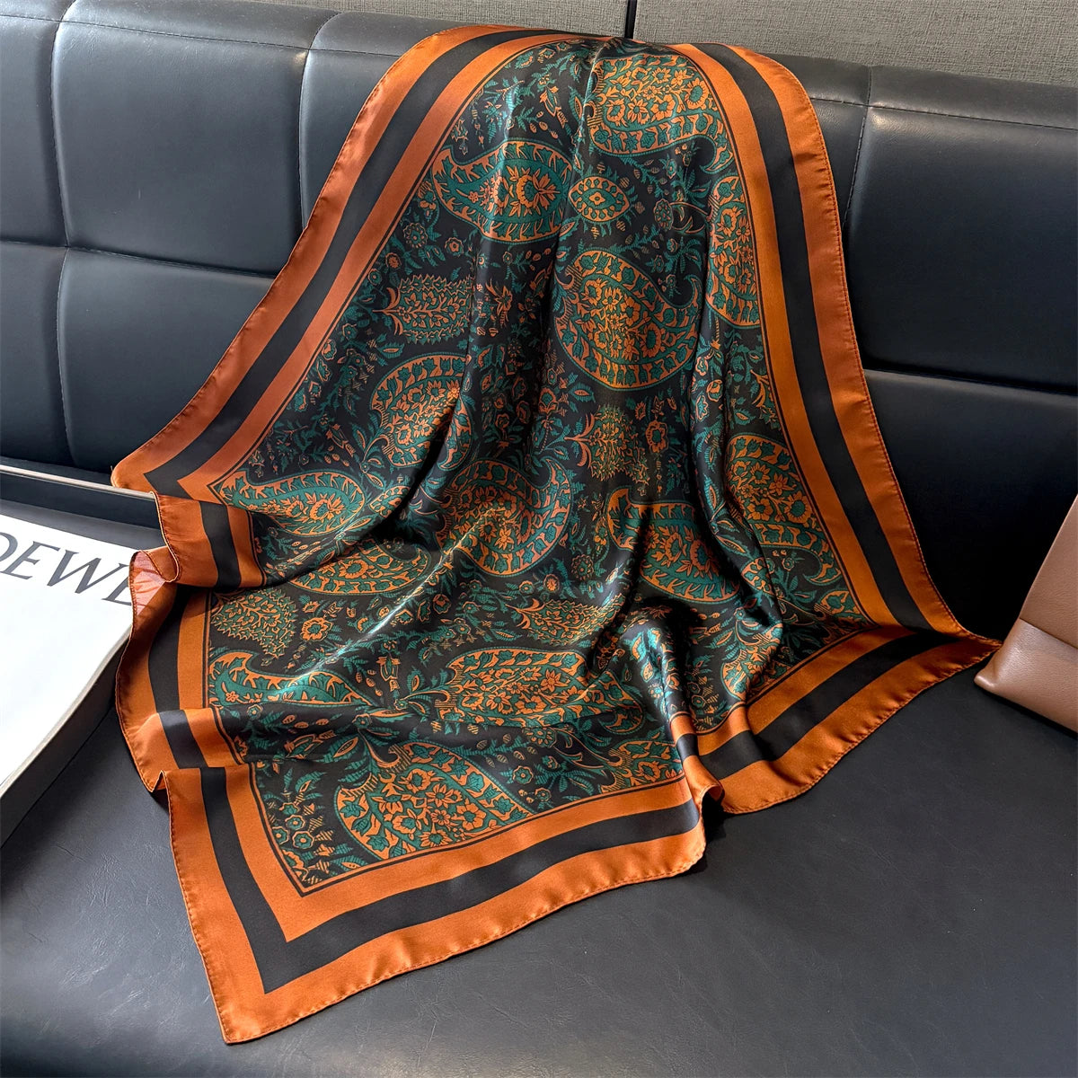 Vielseitiger Damen Quadratschal aus Kunstseide mit rosa Blumenmuster