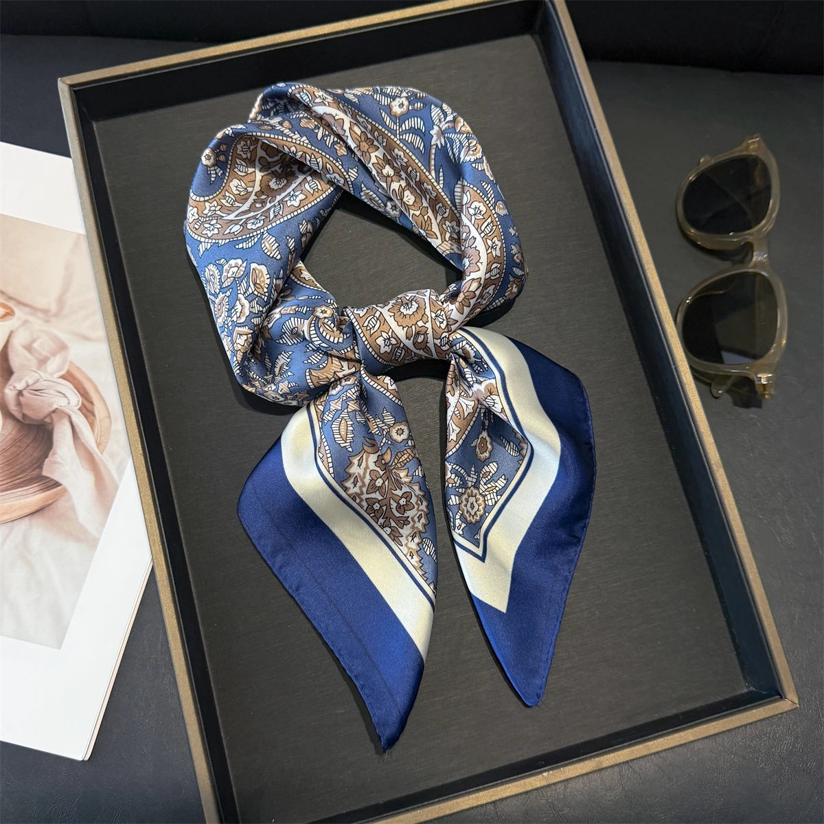 Vielseitiger Damen Quadratschal aus Kunstseide mit rosa Blumenmuster