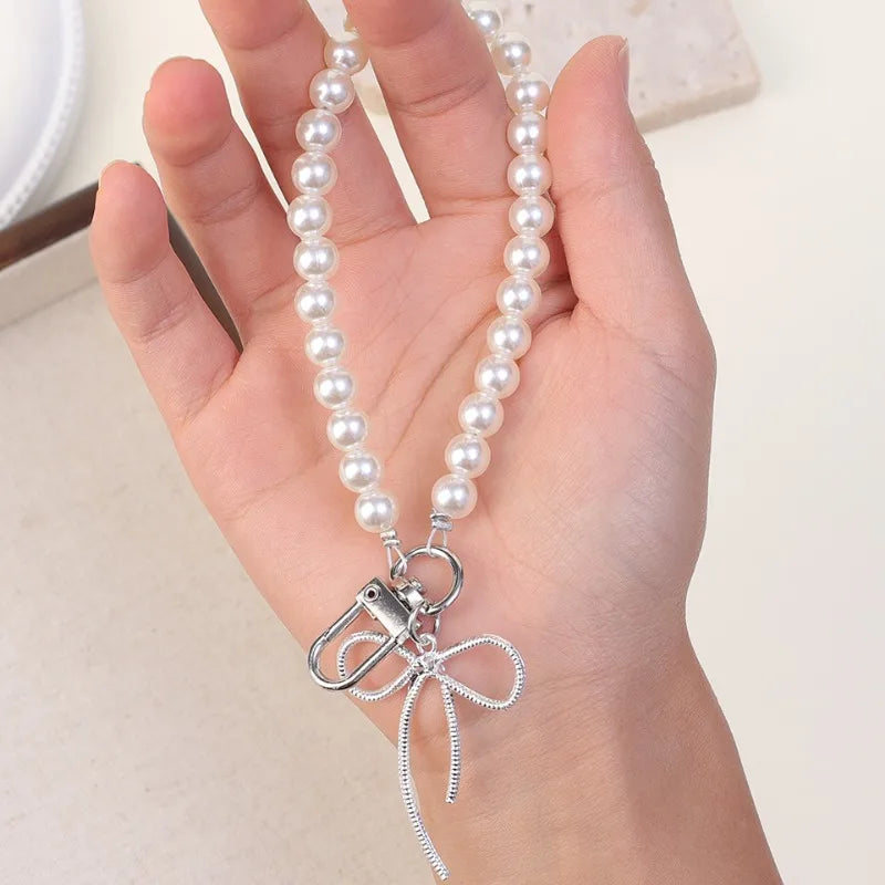 Eleganter weißer Perlen Schlüsselanhänger mit Blumen und Karabiner 13cm