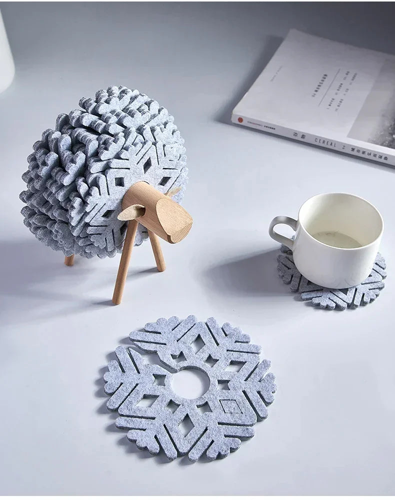 Kreativer isolierter Getränkeuntersetzer aus Filz in Hirschform