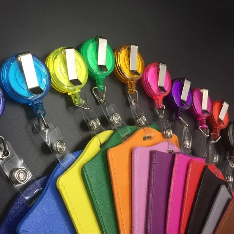 Organisierter Kartenhalter mit einziehbarer Rolle für Ausweise