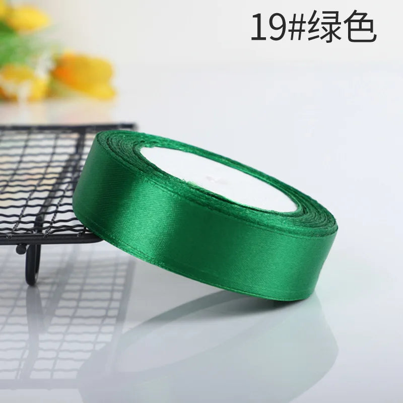 Vielseitige Satinbänder in 10 Farben für festliche Dekorationen