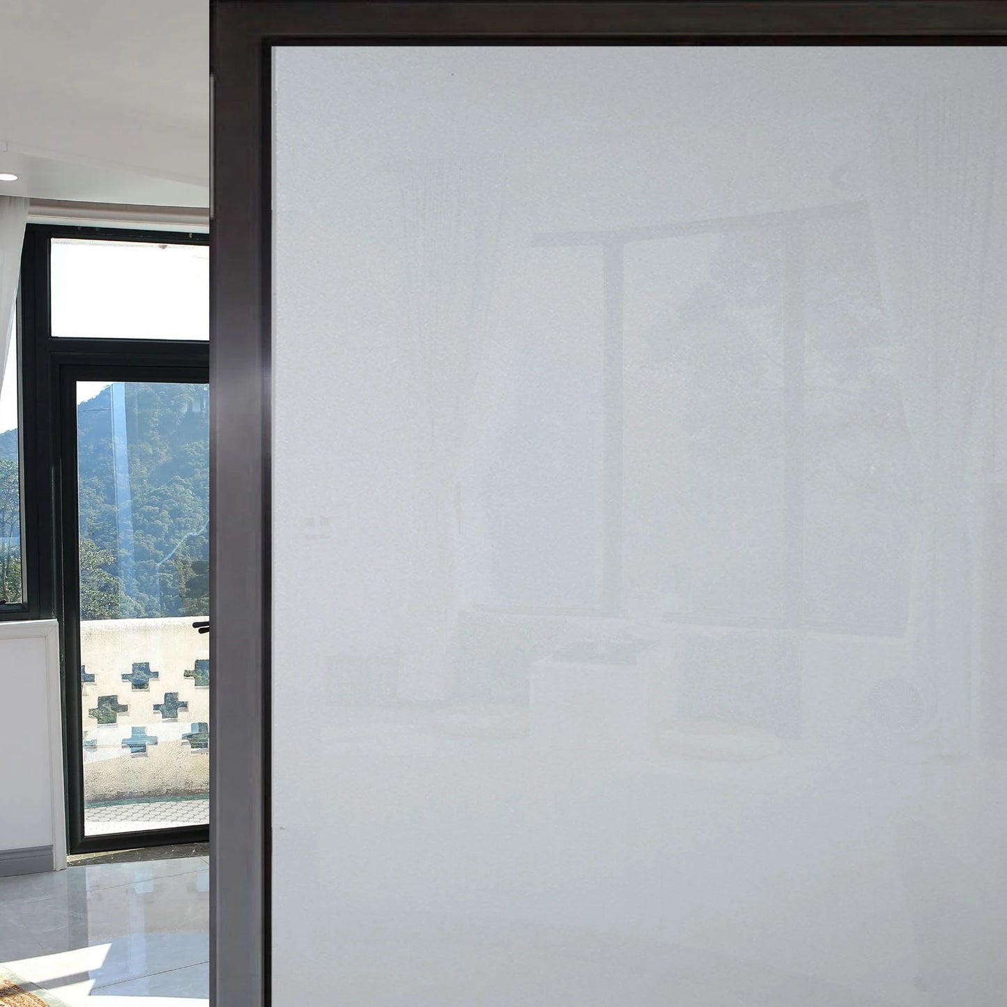 Mattierte selbstklebende Fensterfolie als dekorativer Sichtschutz