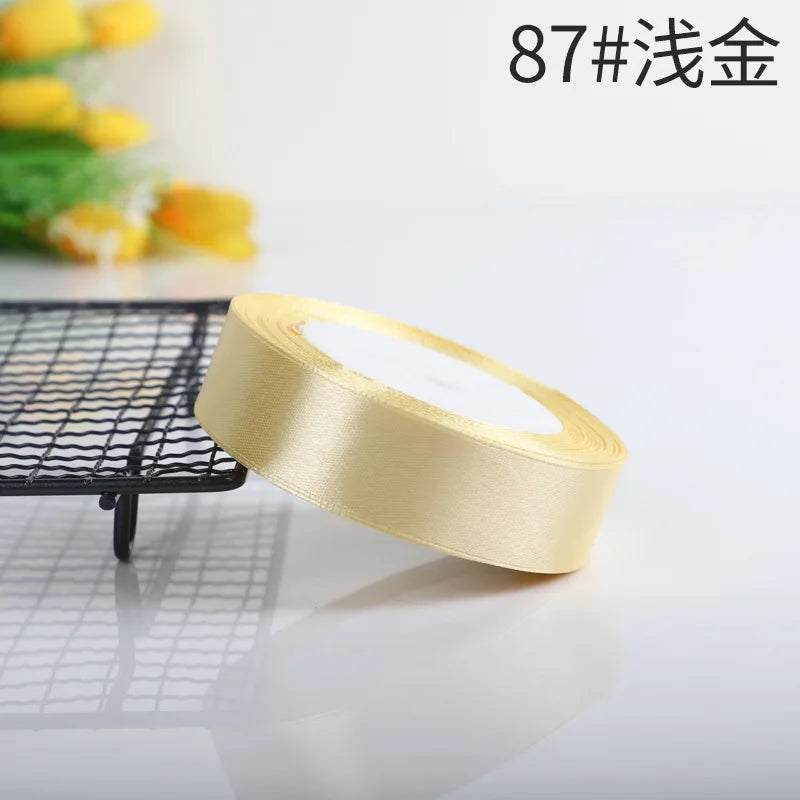 Vielseitige Satinbänder in 10 Farben für festliche Dekorationen