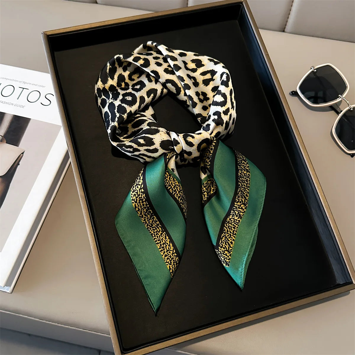 Vielseitiger Damen Quadratschal aus Kunstseide mit rosa Blumenmuster