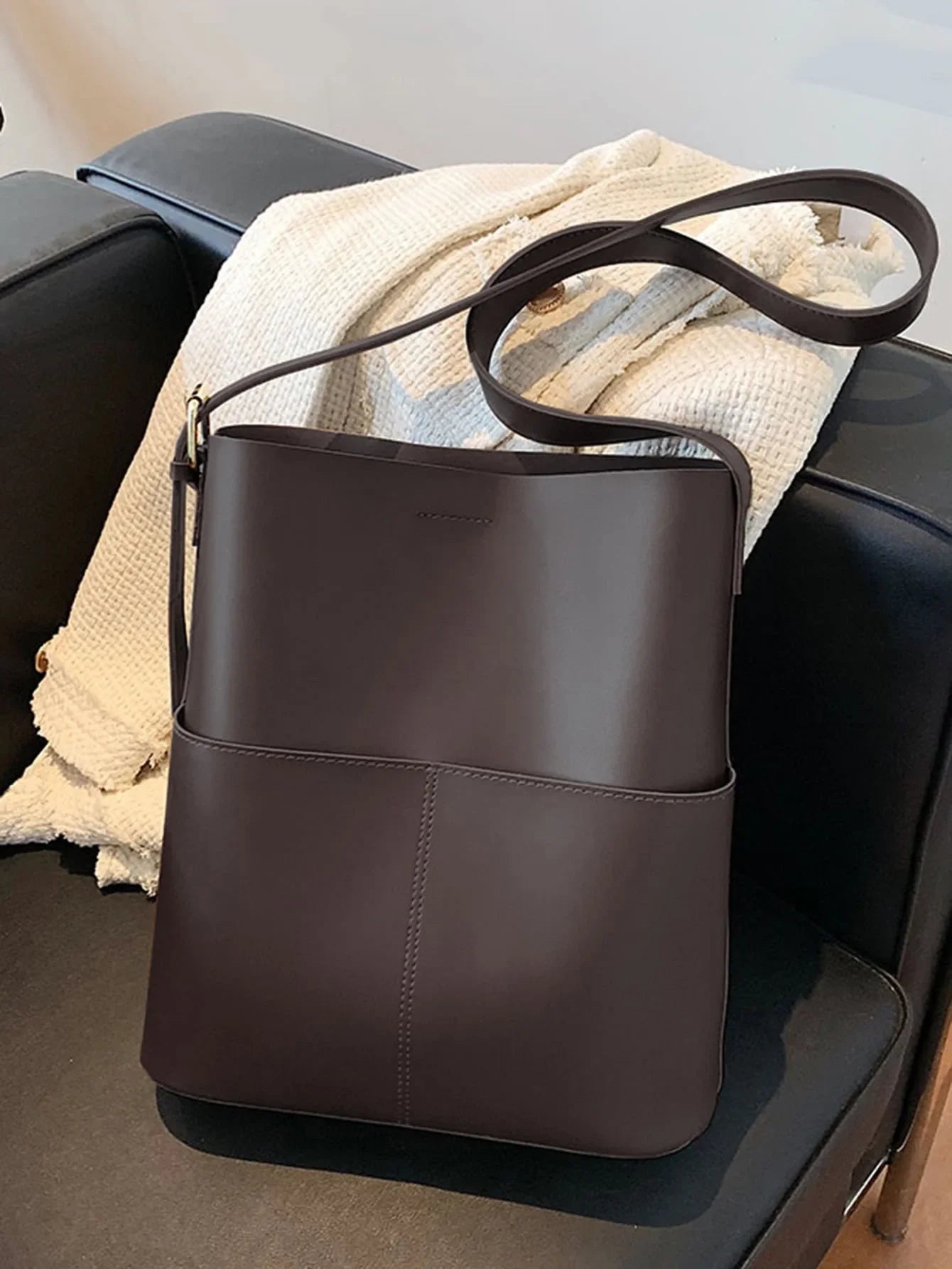 Modische Damen Lederschultertasche im Eimerstil für Alltag und Herbst