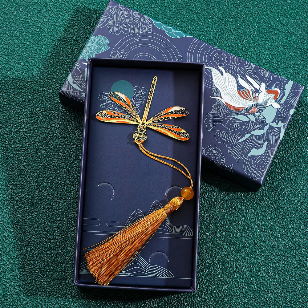 Handgefertigtes Metall Lesezeichen mit Kleeblattmuster als Geschenk