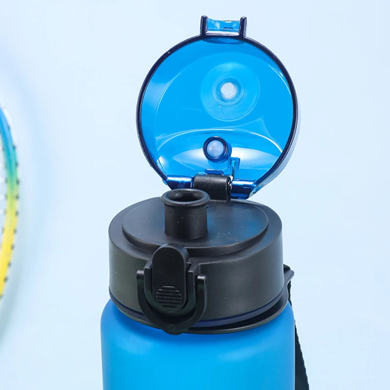 Tragbare Wasserflasche 650 ml mit trendigem Buchstaben-Design