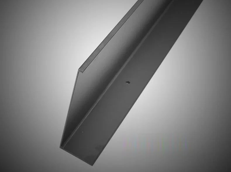 Platzsparendes Bad Regal aus schwarzem Aluminium