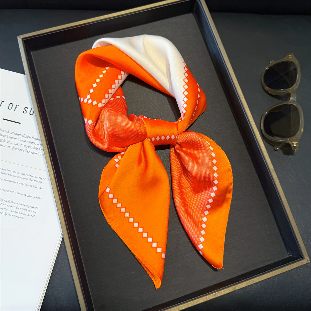 Vielseitiger Damen Quadratschal aus Kunstseide mit rosa Blumenmuster