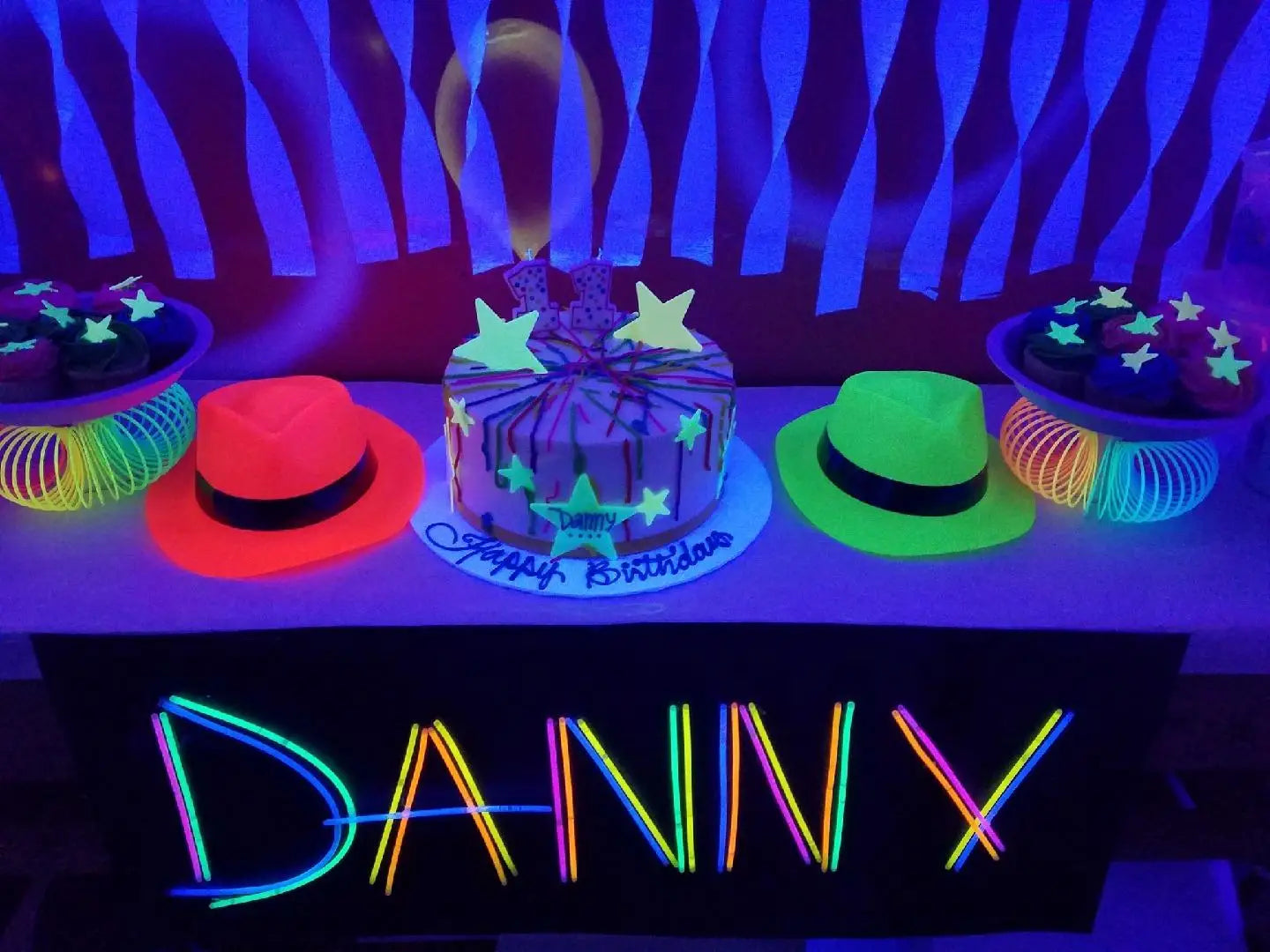 Neon Party Hüte für Erwachsene Leuchten unter UV Licht Effekt