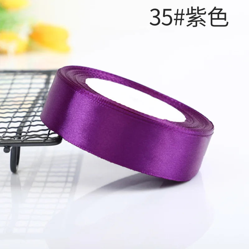 Vielseitige Satinbänder in 10 Farben für festliche Dekorationen