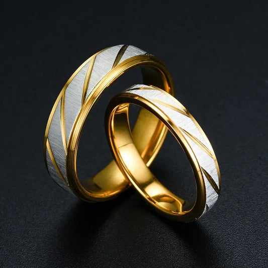 Paar Ringe Edelstahl Goldfarbe mit Wellenmuster Titan Hochzeit Verlobung