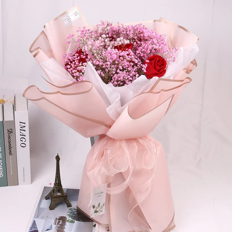 Elegantes Blumiges Geschenkpapier mit Goldrand für besondere Anlässe