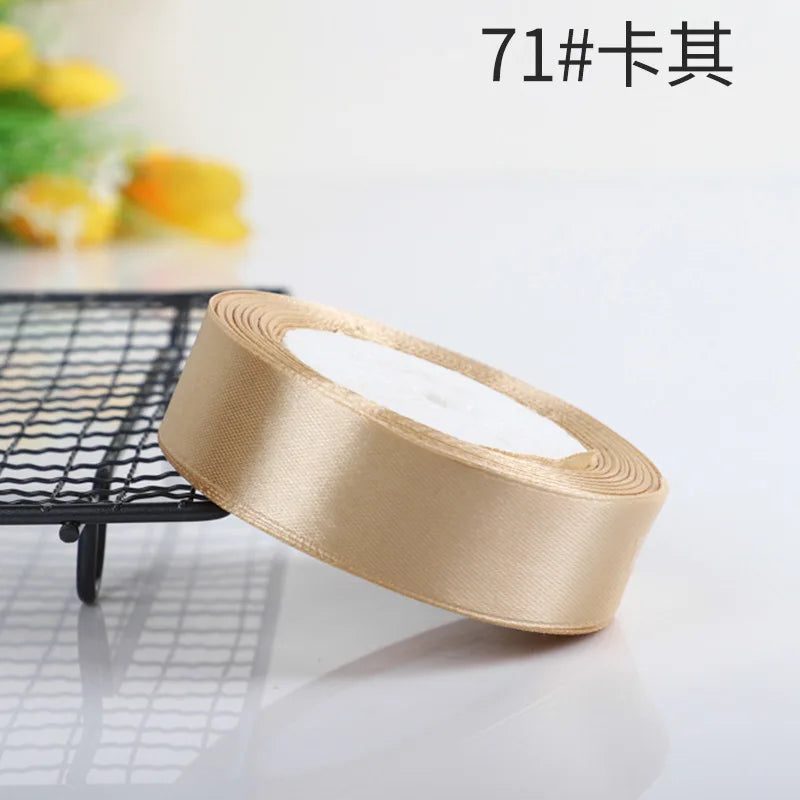 Vielseitige Satinbänder in 10 Farben für festliche Dekorationen