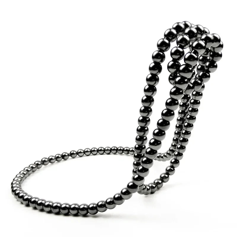 Luxuriöses Weinregal aus Metall mit magischer Perlenkette