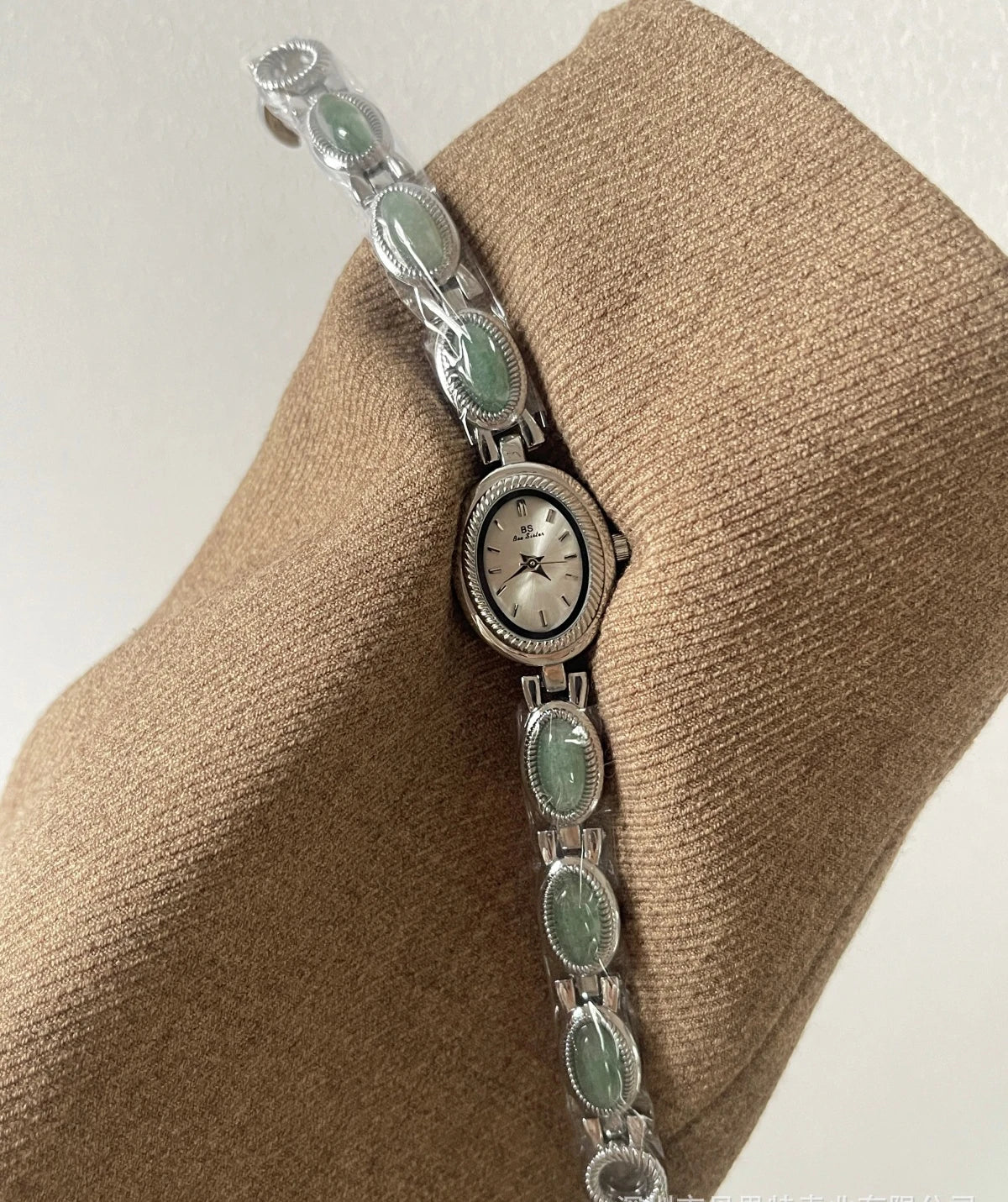 Elegante Damenuhr mit grünem Jade-Quarz Armband und Wasserschutz