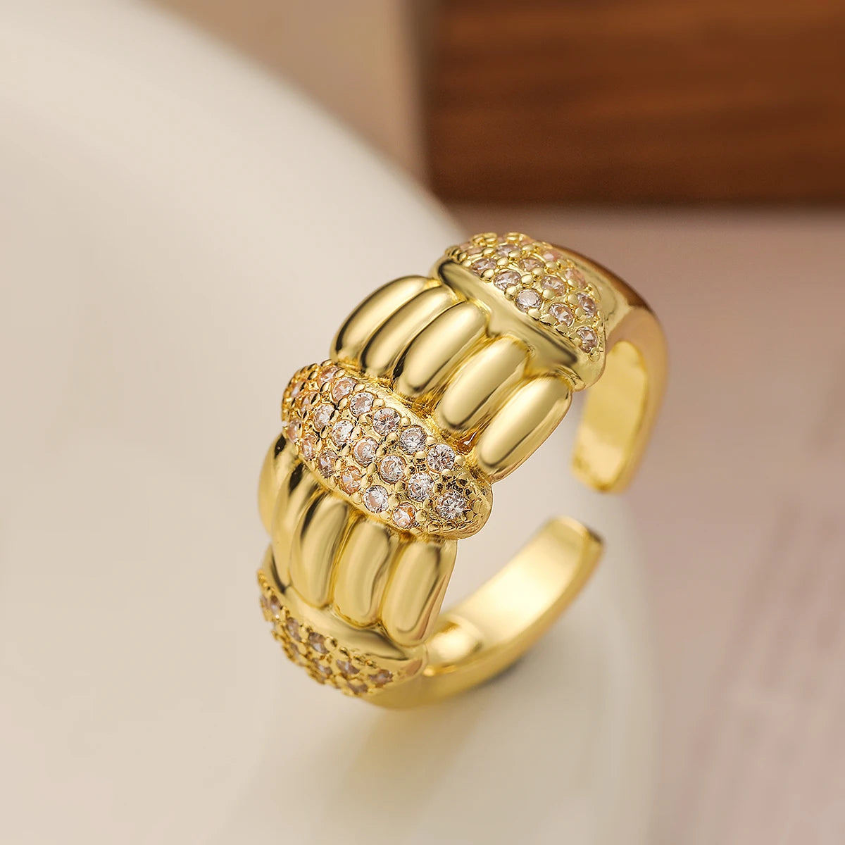 Eleganter Kupfer Ring mit AAA Zirkonia und Geometrischem Design für Frauen