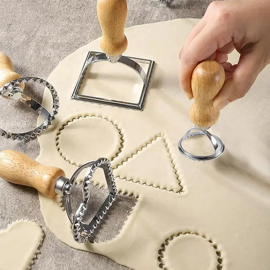 Premium Teigausstecher - Pastarad mit Holzgriff – Ravioli, Plätzchen, Gebäck