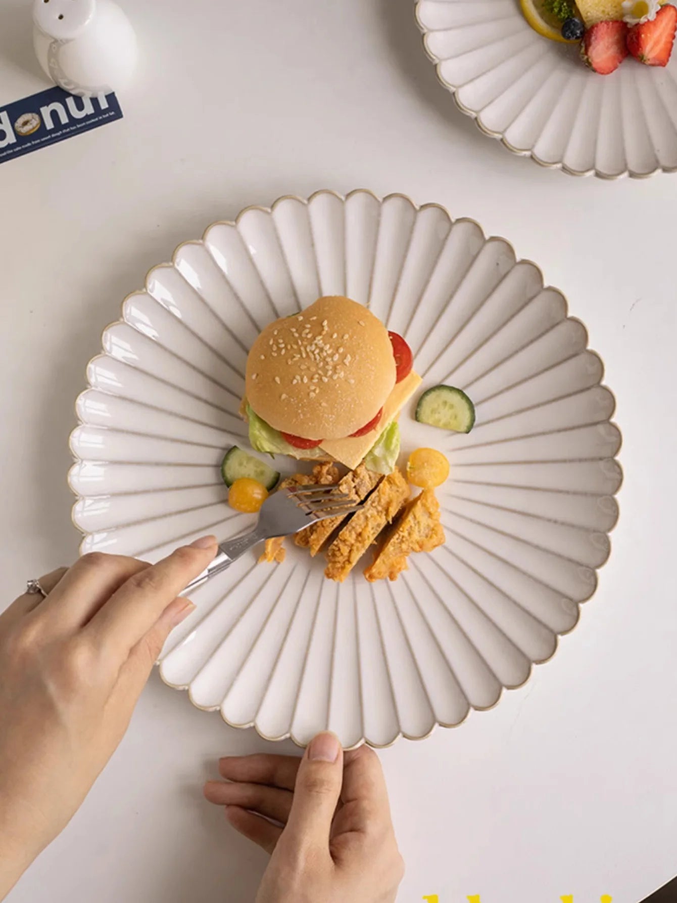 Klassischer Keramik Salatteller mit Muschelkantenprägung