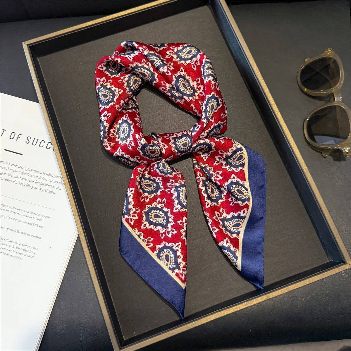 Vielseitiger Damen Quadratschal aus Kunstseide mit rosa Blumenmuster