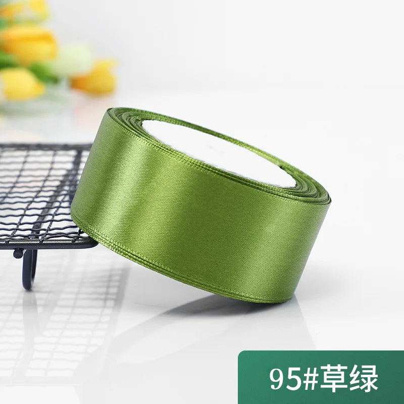 Vielseitige Satinbänder in 10 Farben für festliche Dekorationen