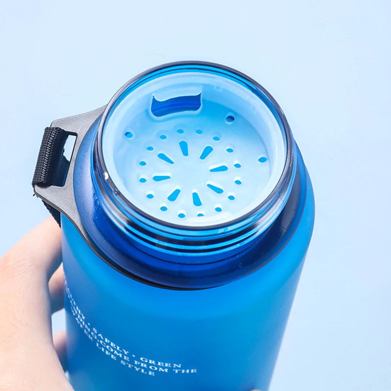 Tragbare Wasserflasche 650 ml mit trendigem Buchstaben-Design