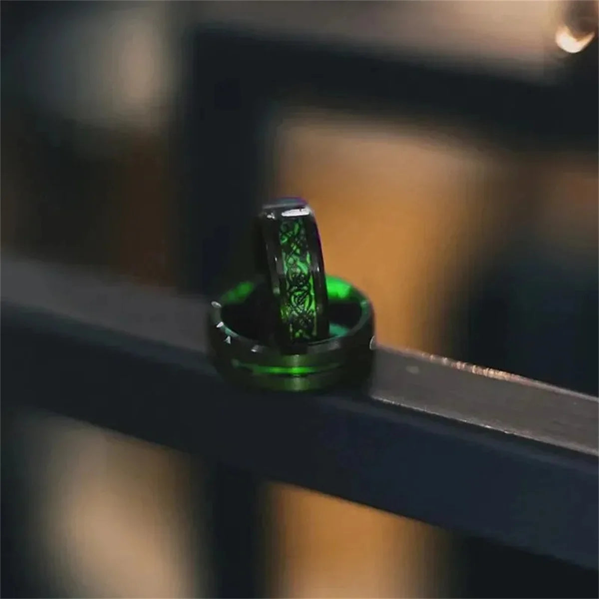 Eleganter Edelstahlring mit keltischem Drachen und Carbon Inlay