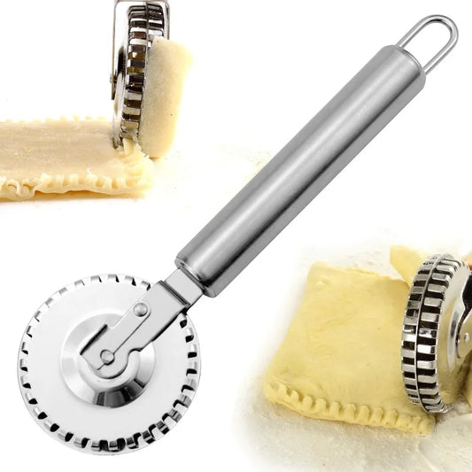 Perfekte Randversiegelung - kreative Prägung: Edelstahl-Pastroller mit doppelseitigem Prägemesser