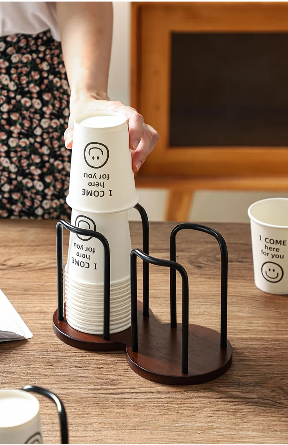 Praktischer Pappbecherhalter aus Holz für Schreibtisch und Küche