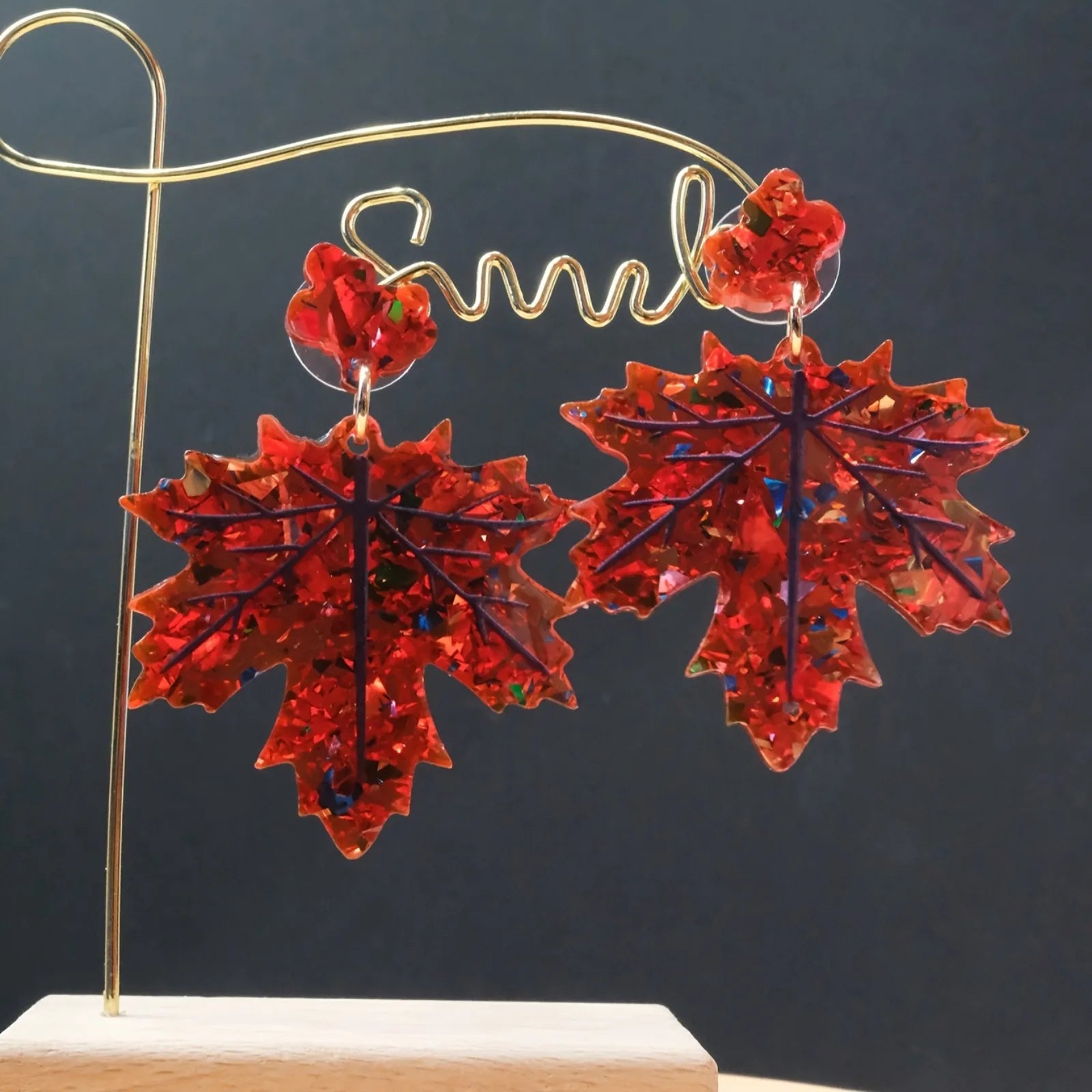 Elegante Acryl Ohrringe Ahornblatt Design für Herbst und Winter