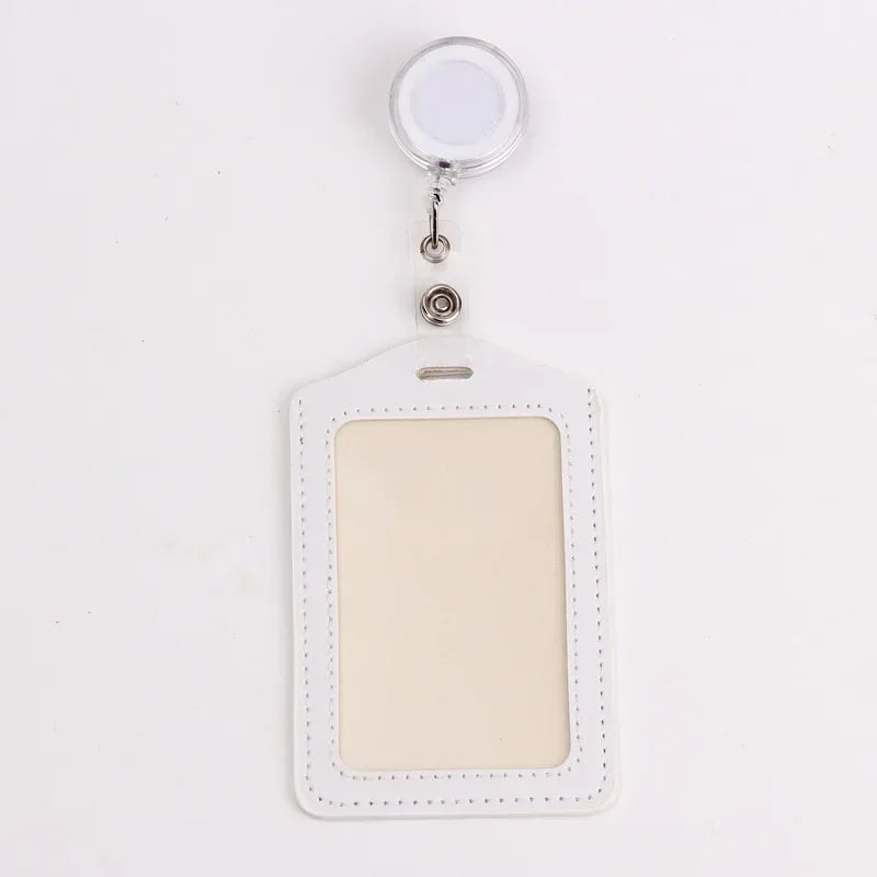 Organisierter Kartenhalter mit einziehbarer Rolle für Ausweise