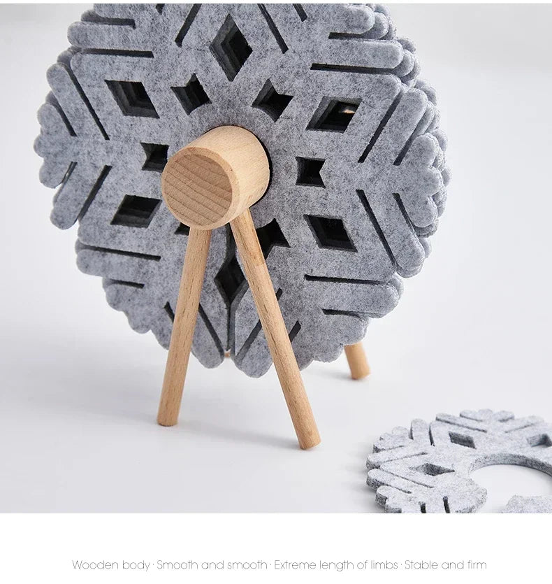 Kreativer isolierter Getränkeuntersetzer aus Filz in Hirschform