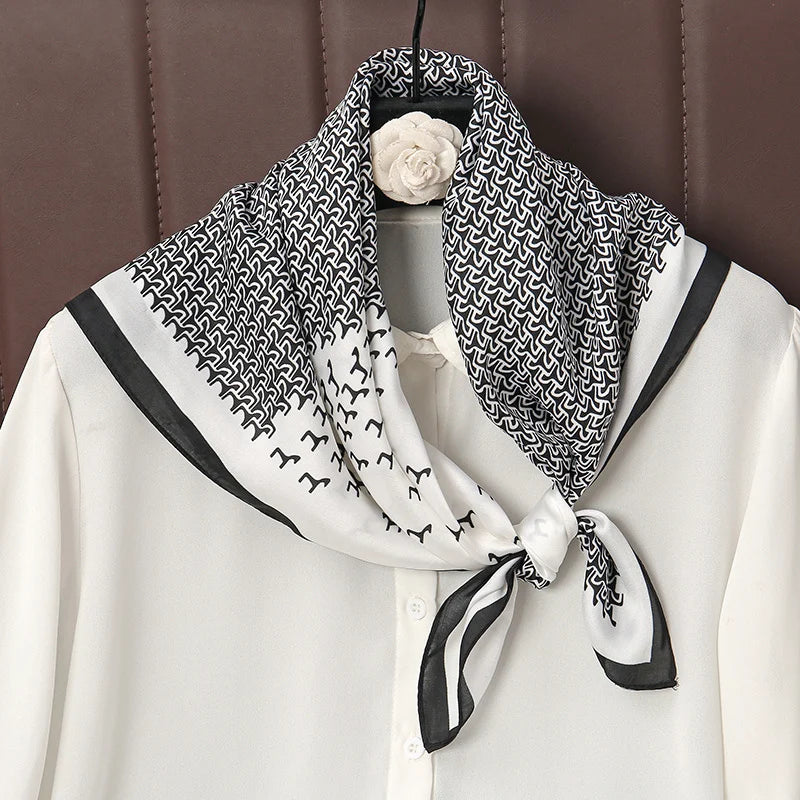 Eleganter Satin Schal mit Druckmuster für Damen als vielseitiges Accessoire