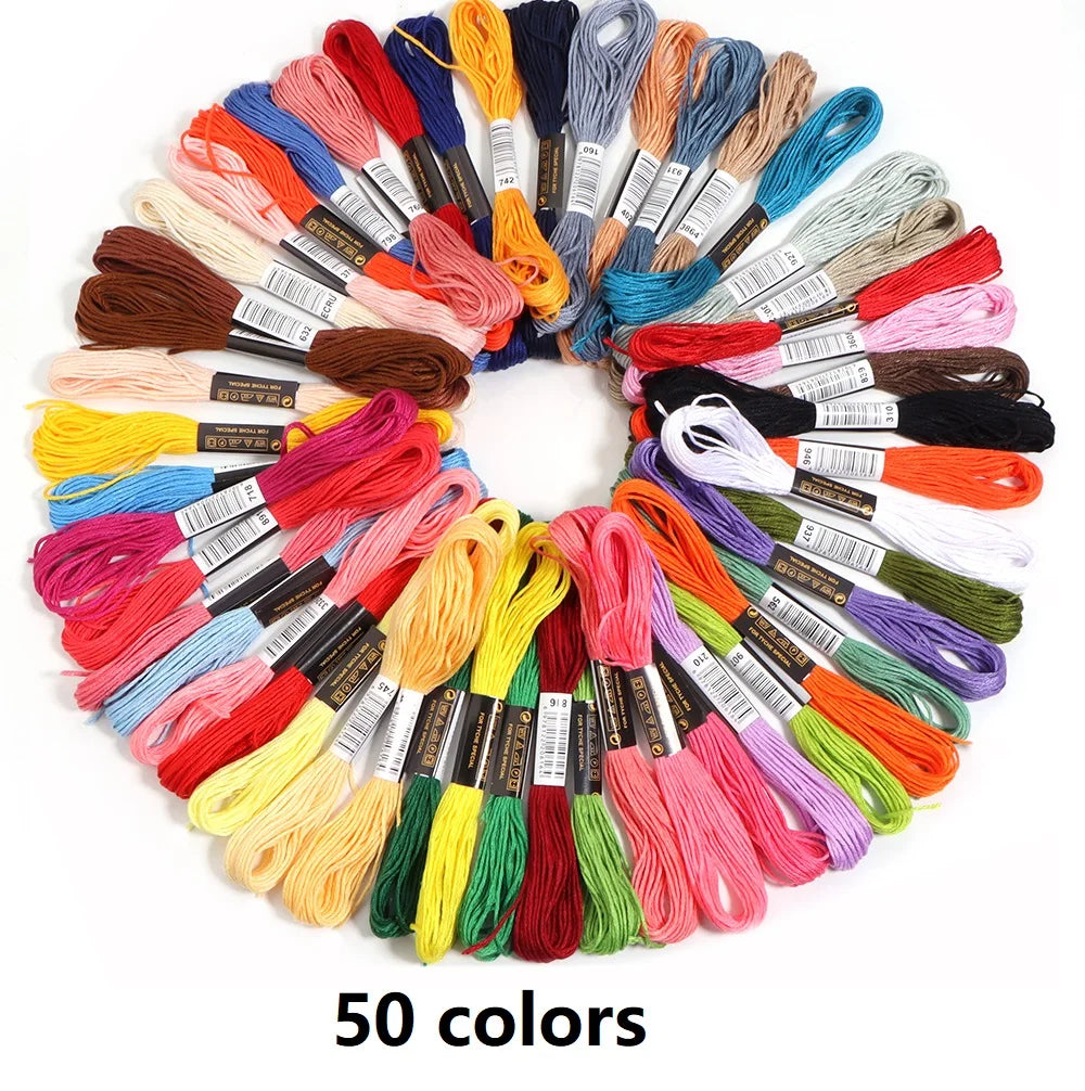 Umfangreiches Set Stickgarn für Handarbeiten mit bunten Farben