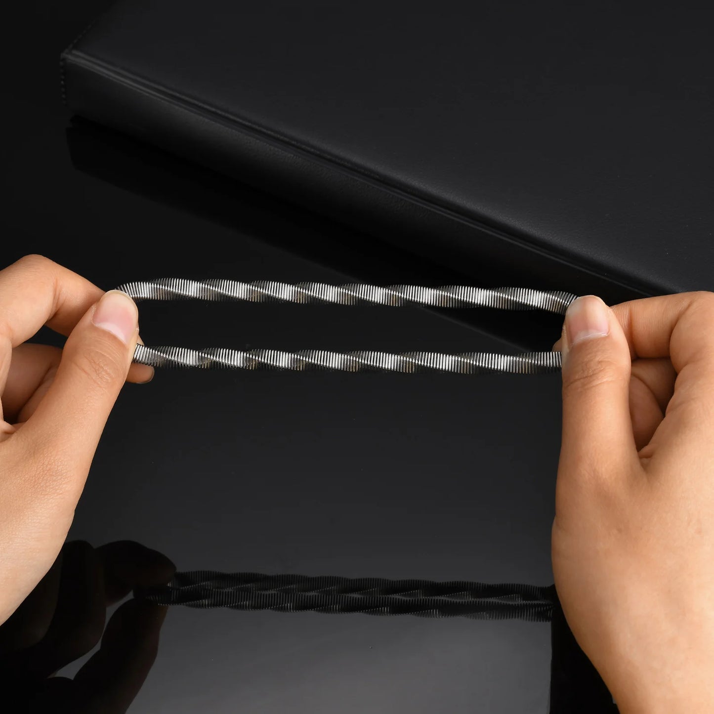 Elastisches Edelstahl Mobius Armband für Herren 6mm Breite