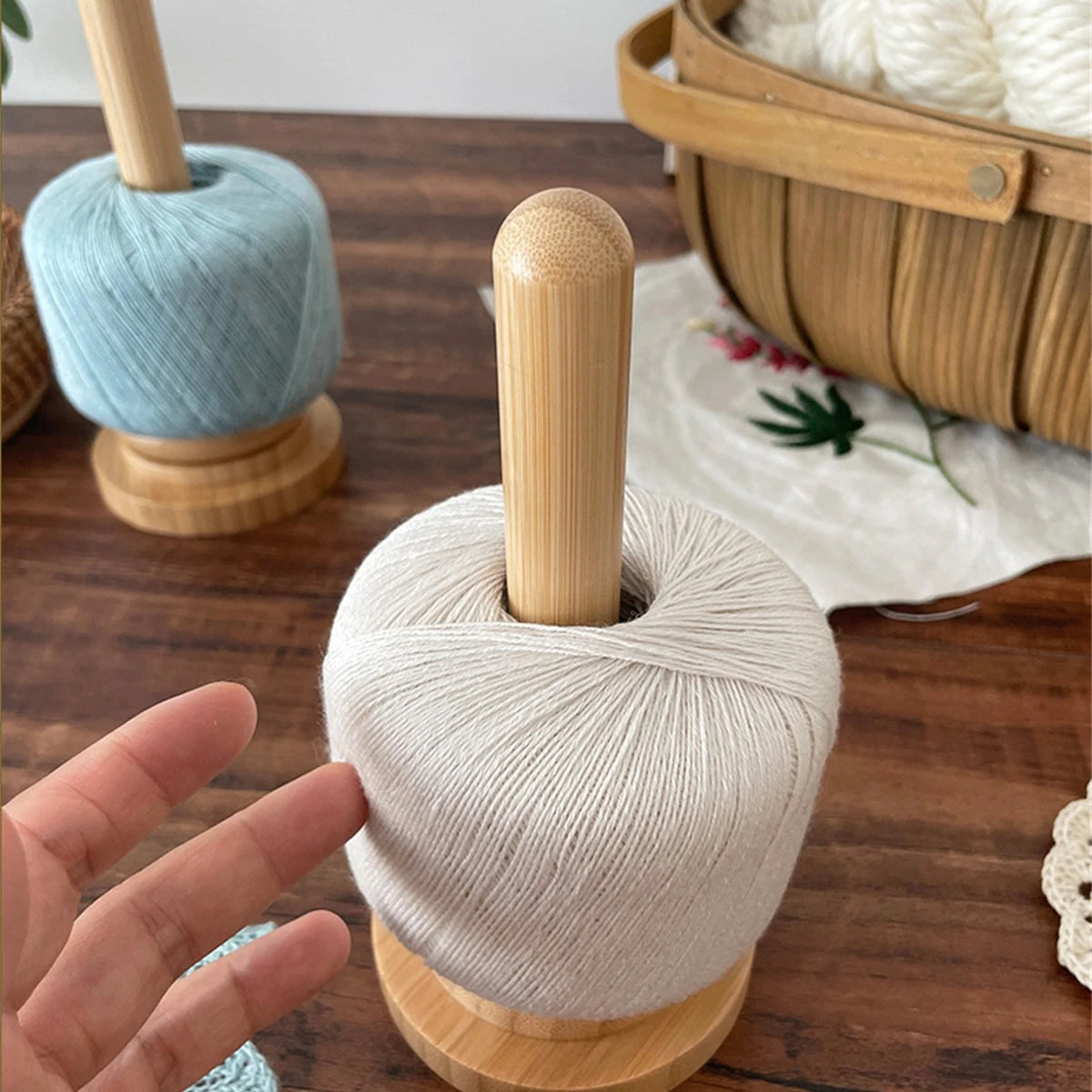 Bambus und Holz Garnhalter mit drehbarem Spulenlager für Zuhause