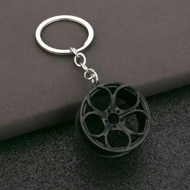 Robuster Edelstahl Schlüsselanhänger im Autoteile-Design – Perfektes Männergeschenk