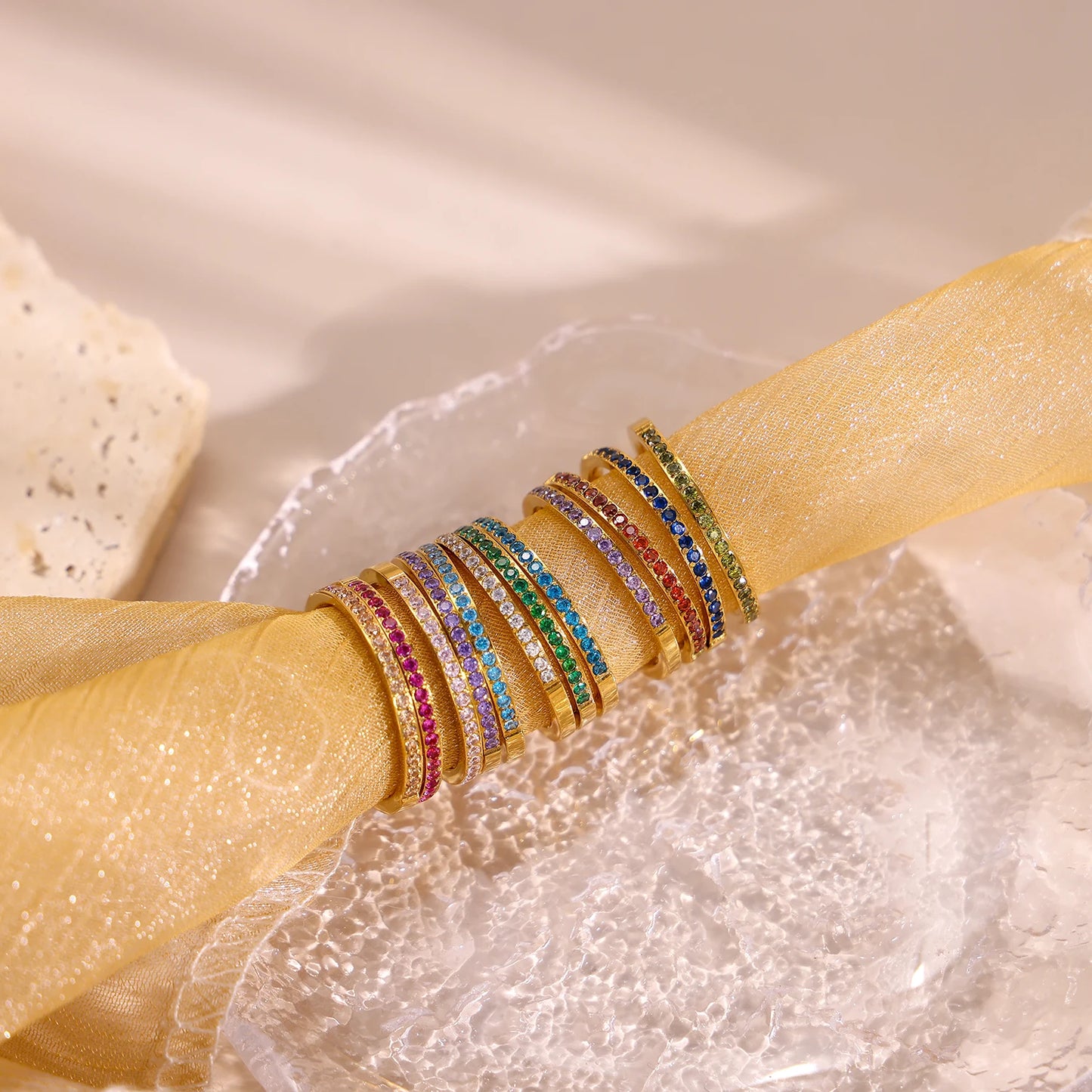 Goldfarbener Edelstahl Ring mit Mini Zirkon Herz Design für Frauen