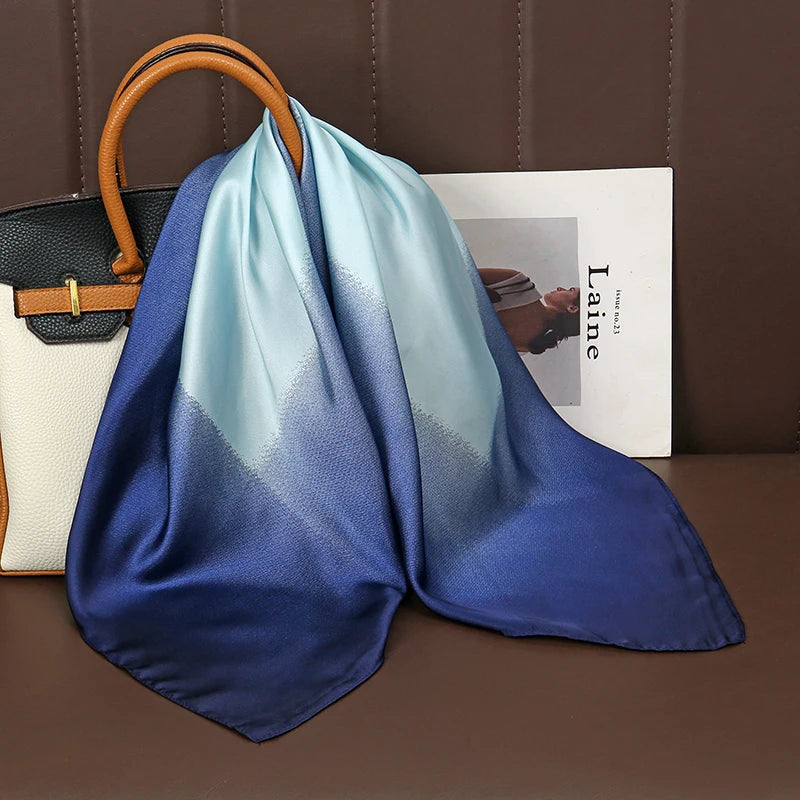 Eleganter Satin Schal mit Druckmuster für Damen als vielseitiges Accessoire