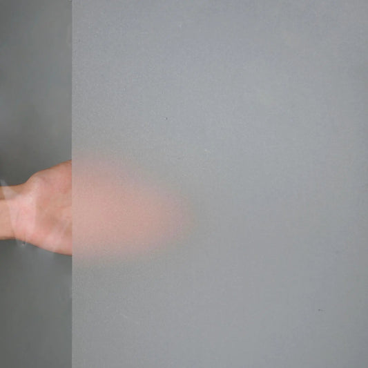 Mattierte selbstklebende Fensterfolie als dekorativer Sichtschutz