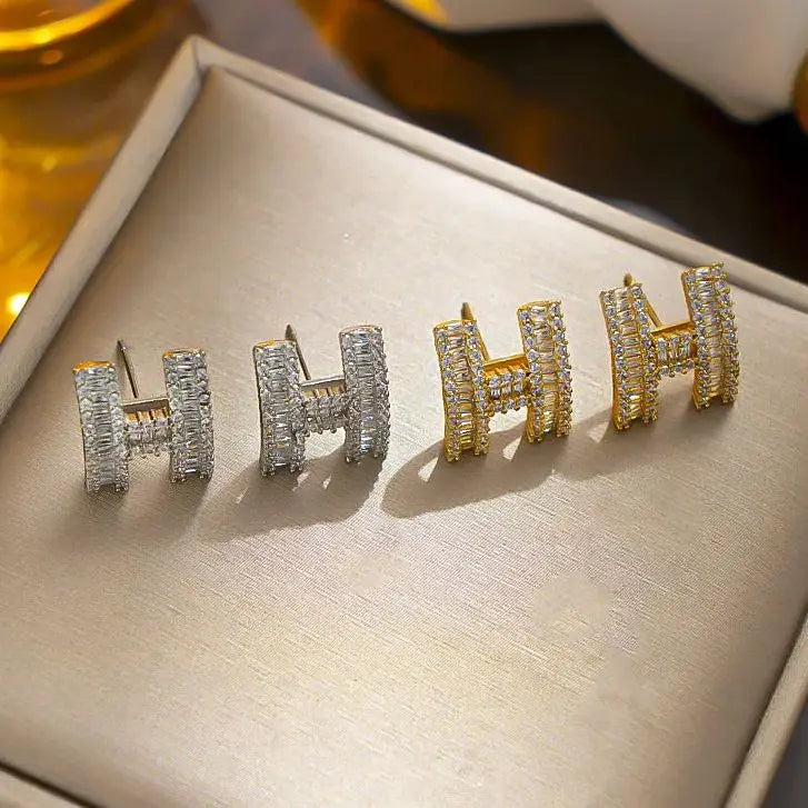 Elegante Ohrstecker mit H Buchstaben und Zirkonen für Damen