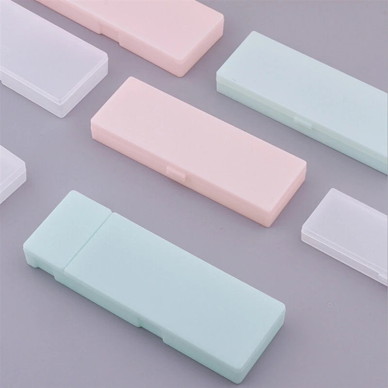 Mattiertes Federmäppchen aus Kunststoff zur praktischen Aufbewahrung