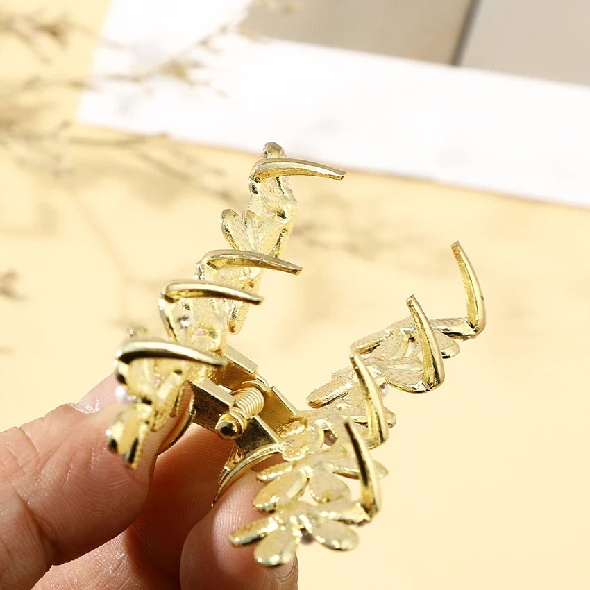 Elegante Strass-Haar Klaue mit floralem Metall-Design – stilvoll - robust