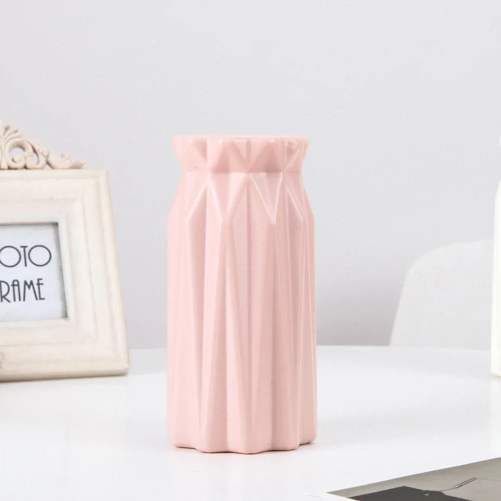 Moderne Kunststoff Blumenvase in geometrischem nordischem Stil